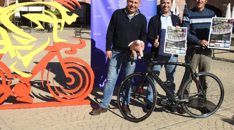 Alcalde, concejal y presidente del Club en la presentación